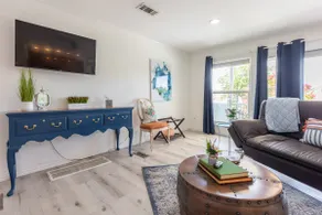 Large Clean Apt/King bed/Balcony/by AT&T & 6 Flags - Image 3