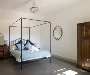 Stylish Two Bedroom Barn set in Tranquil Courtyard - Image 4