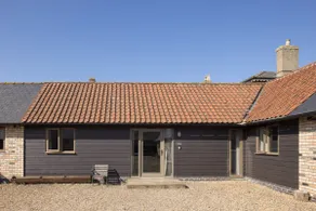 Stylish Two Bedroom Barn set in Tranquil Courtyard - Image 2