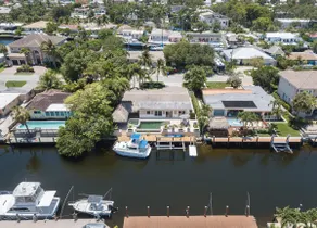 Spectacular waterfront Home! Pool and Hot tub - Image 4