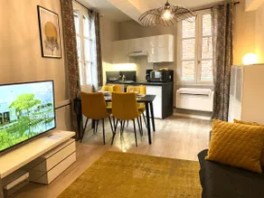 Heart of town apartment with cathedral view - Image 4