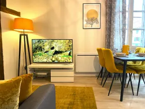 Heart of town apartment with cathedral view - Image 3