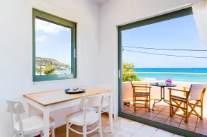 Beachfront flat with a panoramic view of the bay - Image 2