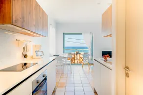 Beachfront flat with a panoramic view of the bay - Image 5