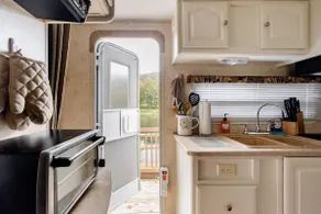 Cathy's Cozy Camper - Image 4