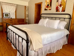 Cozy Retreat for 4 with Amenities - Image 2