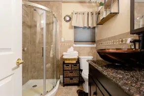 Spacious one Bedroom Apt with private entrance - Image 4