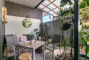 Quirky Loft with Bushland Views - Image 4
