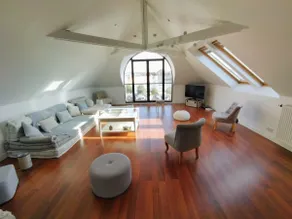 Loft facing the walled city - Image 2