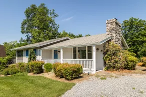Mountain Meadow Cottage w/ Hot tub & Mt Views - Image 3