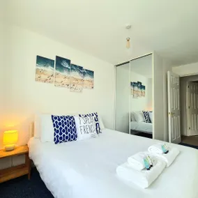 Marina living with parking, balcony, quiet and secure - Image 3