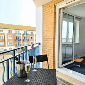Marina living with parking, balcony, quiet and secure - Image 5