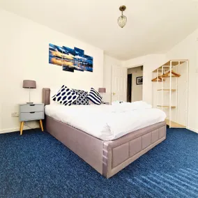 Marina living with parking, balcony, quiet and secure - Image 2