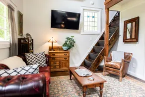 Charming cottage with hot tub walk to downtown - Image 4