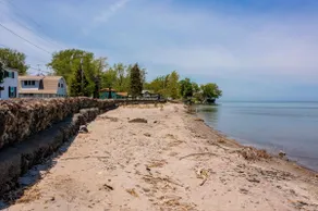 Vintage Lakefront Home in Historic Van Buren Point - Image 4