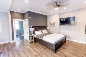 Stunning Zen Hillcrest Villa AC • HotTub • Parking - Image 5