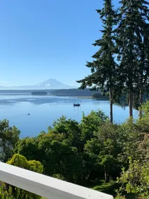 Peaceful waterfront retreat with Mt. Rainier views - Image 3