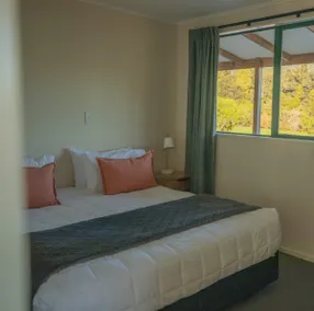 One-bedroom unit in garden setting - Image 5