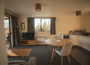 One-bedroom unit in garden setting - Image 4