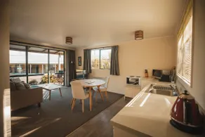 One-bedroom unit in garden setting - Image 3