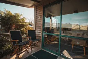 One-bedroom unit in garden setting - Image 2