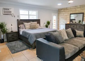 Suite with private hot tub - Image 2
