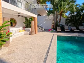 Steps from the beach, pool, games room and privacy! - Image 5