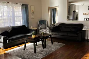 Radiant 4-Bed Haven w/ King suite in N. Wilmington - Image 3