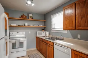 Bright 1-Bedroom Cottage in West Salem's Downtown - Image 5