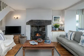 Harbour-side cottage with sea and mountain views - Image 2