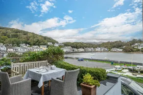 Harbour-side cottage with sea and mountain views - Image 5