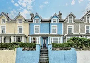 Harbour-side cottage with sea and mountain views - Image 3