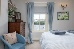 Harbour-side cottage with sea and mountain views - Image 4