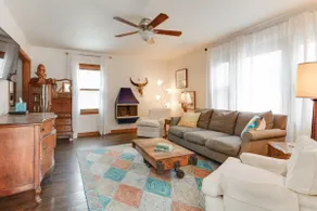 Waterfall Garden Cottage Lux Beds 5 Min. 2 DT KCMO - Image 2