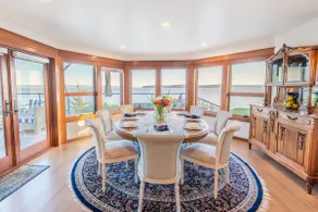 Spectacular Puget Sound Beach Front House - Image 5