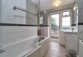 2 Bedroom, Town centre, Top floor Cosy flat - Image 5