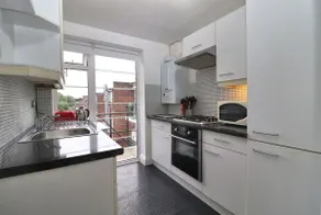 2 Bedroom, Town centre, Top floor Cosy flat - Image 3