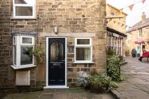 Cosy cottage in picturesque, historic courtyard - Image 4