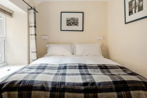 Cosy cottage in picturesque, historic courtyard - Image 3
