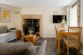 Cosy cottage in picturesque, historic courtyard - Image 2