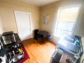 Bright Top-Floor 2BD Flex · Williamsburg · Monthly - Image 2