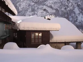 Panoramic cabin in an Alpine village - Image 3