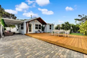 Strandhus øst for A1A, privat boblebad, surfbræt, udendørs oase - Image 3