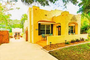 Quaint Villa 20 min to Beach, Hot Tub + Garden - Image 4