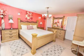 4 Bdrm Cozy & Spacious Home minutes from Hard Rock - Image 3