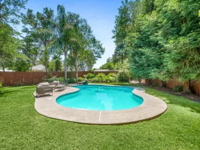 Home oasis with sauna, jacuzzi, pool & heated gazebo! - Image 5