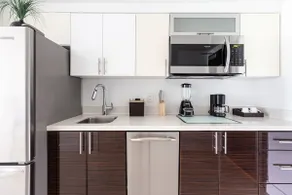 Studio with Two Queen Beds and Kitchenette, Steps away from Bal Harbour Beach - Image 4