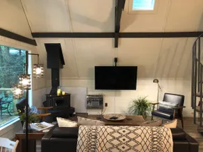Cozy Cottage w Hot Tub, 5 min walk to Main St - Image 3