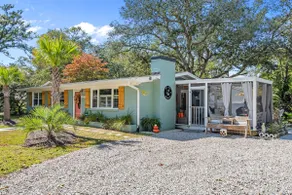 Oak Tree Bungalow - Relaxed Island Living - Image 2