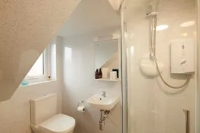 Recently refurbished flat in a former coaching inn - Image 5